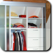 Einbauschrank mit Schiebetüren aus Glas/Aluminium Einbauschrank mit Schiebetüren aus Glas/Aluminium