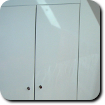 Einbauschrank unter Dachschräge mit Hochglanzlackierung.